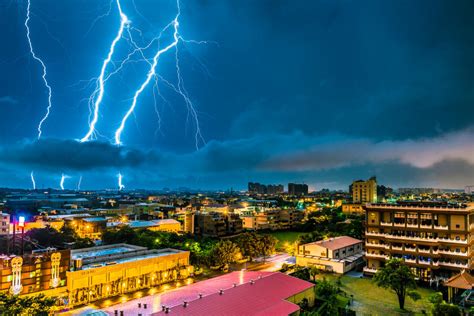 打雷注意事項|大雨來襲「雷擊」如何防範？避雷姿勢怎麼做？室內又。